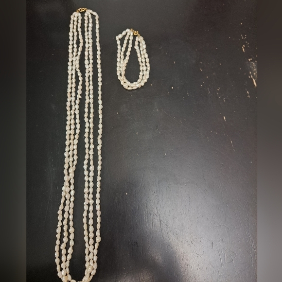 Elegant Vintage Freshwater Rice Pearl Necklace and Bracelet Set - Picture 2 of 5